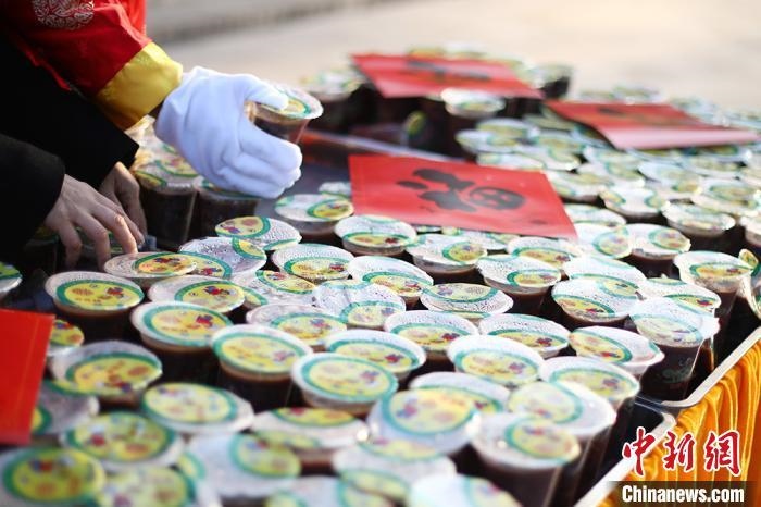 資料圖：工作人員將定制的臘八粥擺放整齊。　泱波 攝