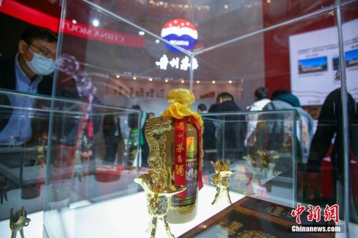 10月19日，天津，參觀者在中國茅臺展位參觀展示的白酒。當(dāng)天，第105屆全國糖酒商品交易會在國家會展中心(天津)啟幕。本屆糖酒會展覽總面積20萬平方米，吸引了來自40多個國家和地區(qū)的3504家參展商參展，共設(shè)置了傳統(tǒng)酒類、葡萄酒及國際烈酒、食品及飲料、調(diào)味品及配料、食品機(jī)械及包裝等展區(qū)。 <a target='_blank' href='/'>中新社</a>記者 佟郁 攝