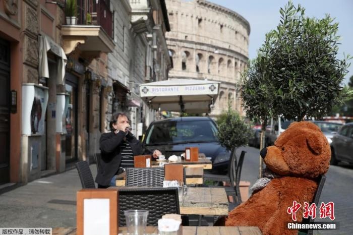 資料圖：意大利羅馬斗獸場附近的酒吧，顧客在露臺上喝酒。