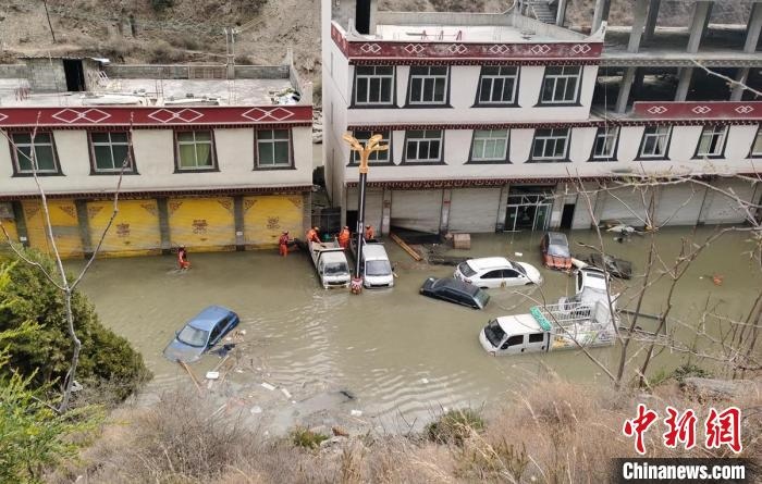 救援人員正在丹巴一處民房被淹處搜尋和轉(zhuǎn)移人員。　周勇 攝