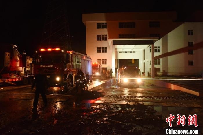 丹巴關(guān)州電站外多臺消防車輛正在開展排水作業(yè)?！≈苡?攝