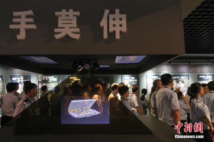 資料圖：2015年10月，海南省公安廳組織黨員干部前往反腐倡廉警示教育基地參觀受教。洪堅(jiān)鵬 攝