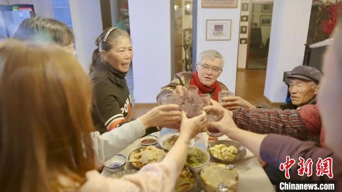 圖為賀歲紀(jì)錄片《“洋女婿”的中國(guó)年》劇照。　胡遠(yuǎn)航 攝