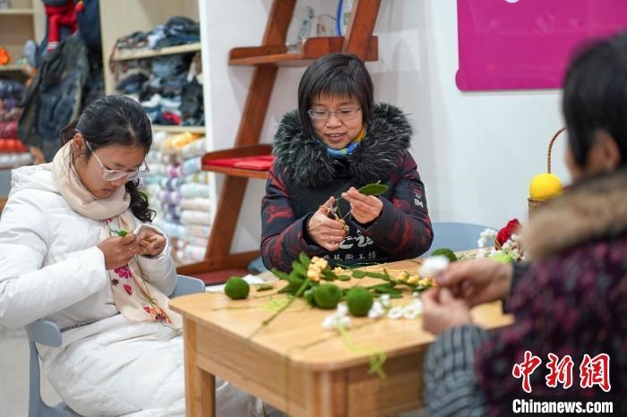 文創(chuàng)工作室的姐妹們正在鉤織月桂葉片?！」帕捡x 攝