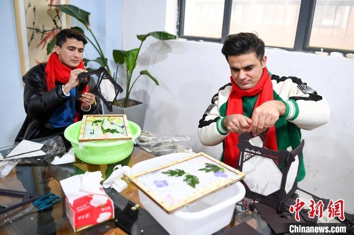 巴基斯坦留學(xué)生制作燈籠。　楊華峰 攝