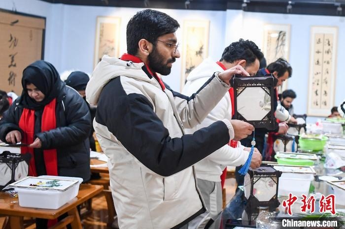 巴基斯坦留學(xué)生制作燈籠?！钊A峰 攝