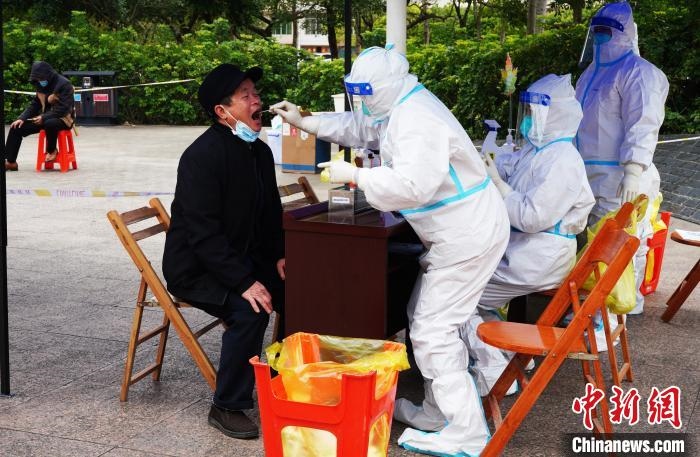 圖為德?？h組織民眾接受核酸檢測?！〉卤？h融媒體中心供圖