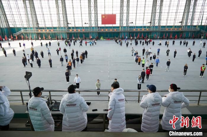 北京冬奧會(huì)閉幕式開(kāi)始前，演員們?cè)谶M(jìn)行排練。　張文海 供圖