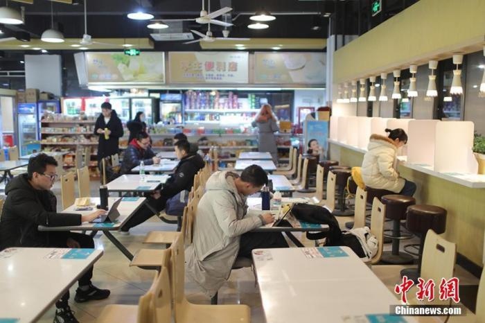 資料圖：考研學(xué)生在食堂內(nèi)復(fù)習(xí)。 泱波 攝
