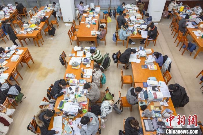 資料圖：南昌大學(xué)圖書館自習(xí)室內(nèi)，考生正在緊張復(fù)習(xí)。　劉力鑫 攝