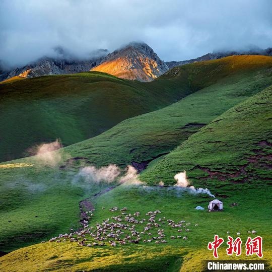 圖為作品《晨光炊煙》?！〗股?攝