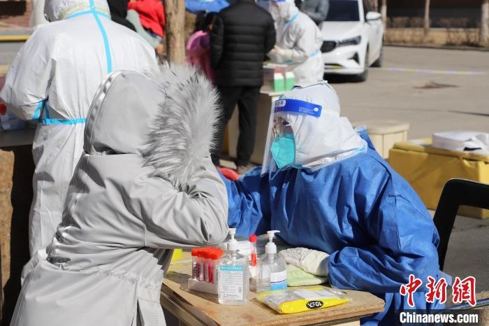 呼和浩特市民做核酸?！埩只?攝