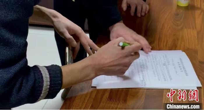 圖為現(xiàn)場下達詢問通知書?！±铈面?攝