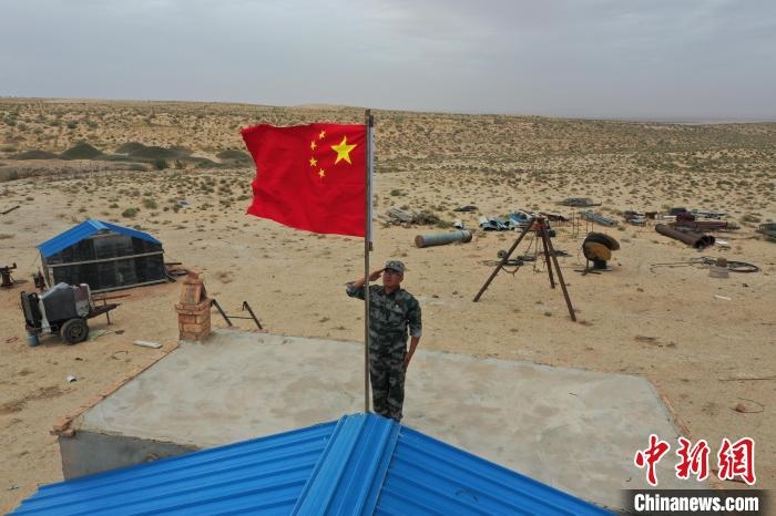 圖為每天升旗是謝寶民的必修課?！∈茉L者供圖