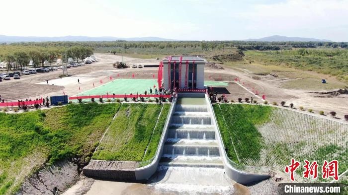 圖為生態(tài)補(bǔ)水現(xiàn)場。　范效孔 攝