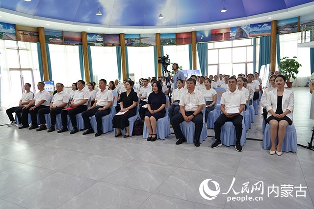 與會人員共同觀看科右中旗牛產(chǎn)業(yè)高質(zhì)量發(fā)展專題片。苑曉睿攝