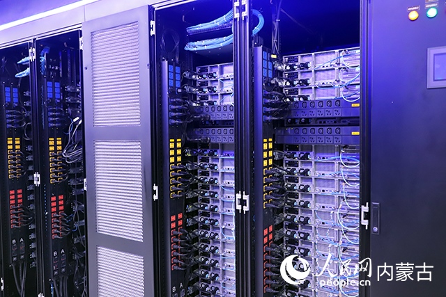 內(nèi)蒙古高性能計算公共服務平臺機房。人民網(wǎng)記者 苗陽攝