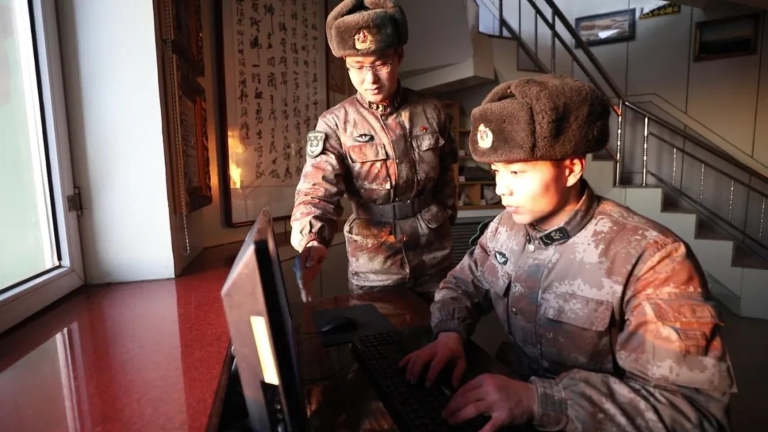 哨所內(nèi)，官兵們熟練操作視頻監(jiān)控系統(tǒng).webp.jpg