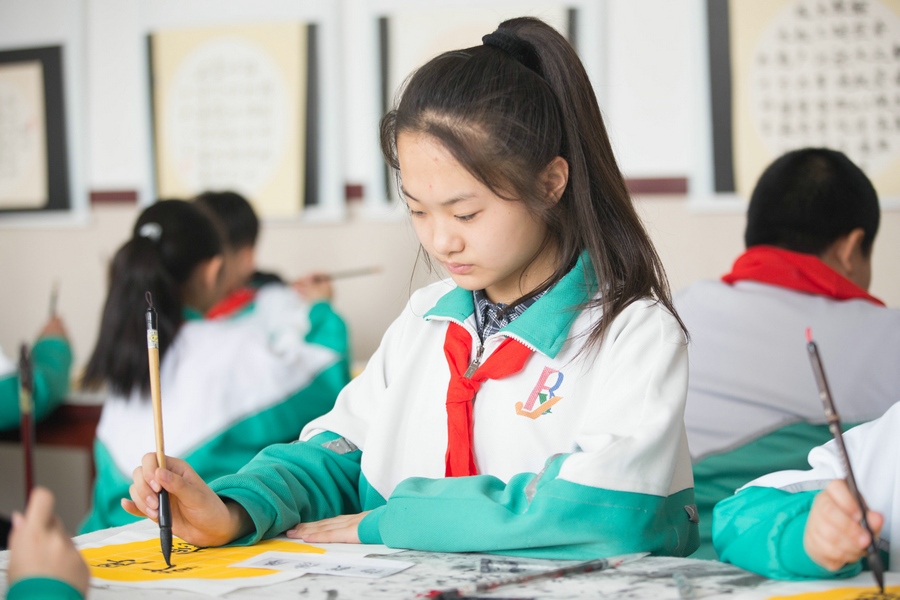 北重一小，學(xué)生正在書寫毛筆字 (2).jpg