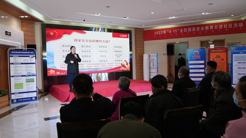 線下聯(lián)合各國(guó)家安全委員單位同步開(kāi)展“國(guó)家安全進(jìn)社區(qū)”活動(dòng)，現(xiàn)場(chǎng)通過(guò)以國(guó)家安全知識(shí)問(wèn)答為主線，穿插烏蘭牧騎演出、國(guó)家安全宣講、發(fā)放國(guó)家安全法律法規(guī)讀本等形式，圍繞什么是國(guó)家安全、國(guó)家安全包含哪些內(nèi)容、如何維護(hù)國(guó)家安全等方面，為社區(qū)老百姓開(kāi)展宣傳宣講，同時(shí)作為現(xiàn)場(chǎng)“進(jìn)社區(qū)”活動(dòng)與線上直播活動(dòng)連線，把現(xiàn)場(chǎng)熱烈氣氛帶到網(wǎng)絡(luò)，與大家共同分享。 (4)_副本.jpg
