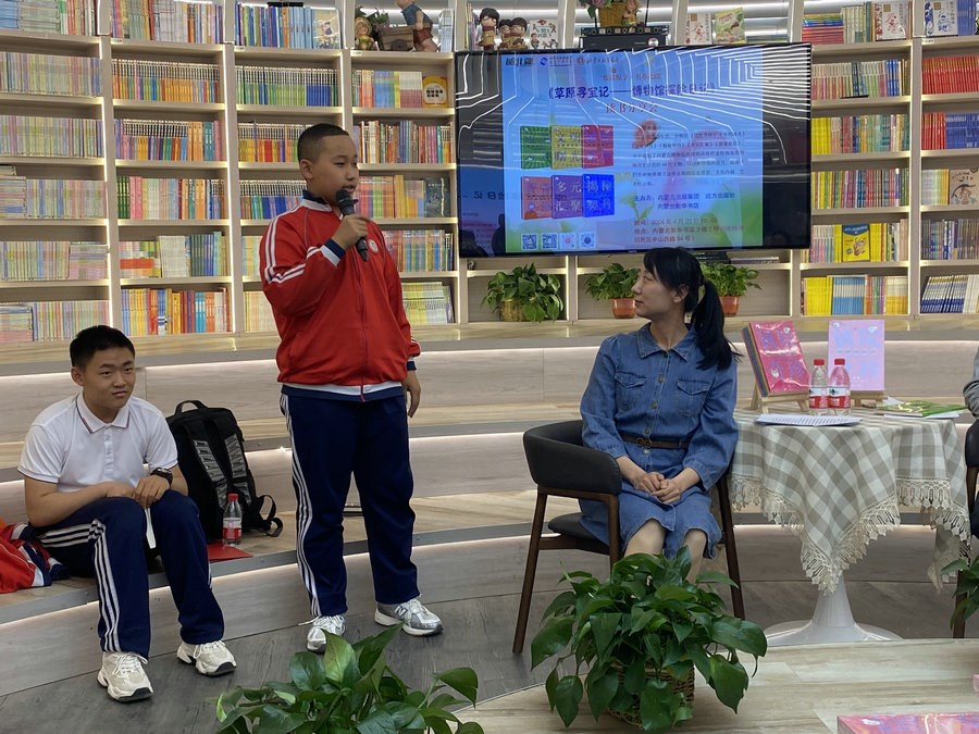 1715768160416633.jpg 4——與學(xué)生互動..jpg