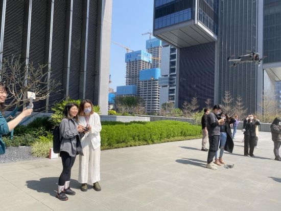 記者在體驗無人機(jī)飛行