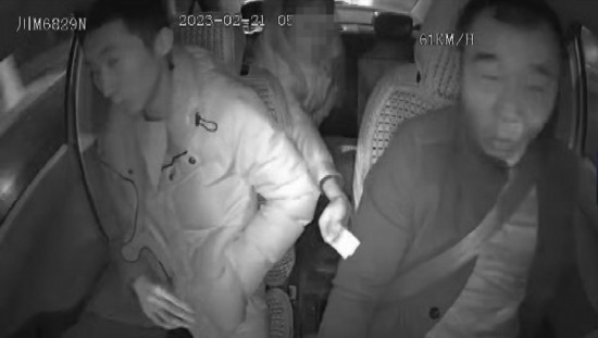 凌晨女子打車到江邊，并掏出百元大鈔給司機(jī)稱不用找了。資陽公安供圖