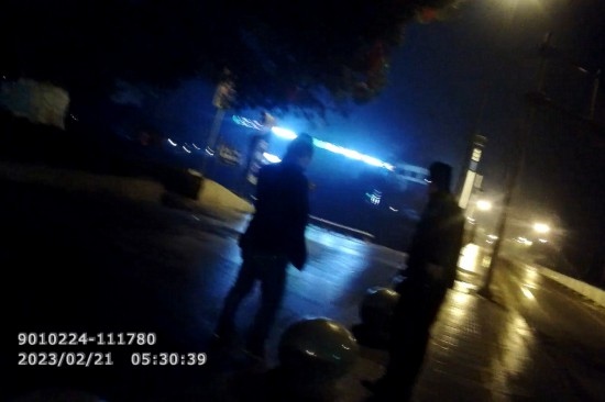 報(bào)警人唐師傅向民警講述情況 。資陽公安供圖