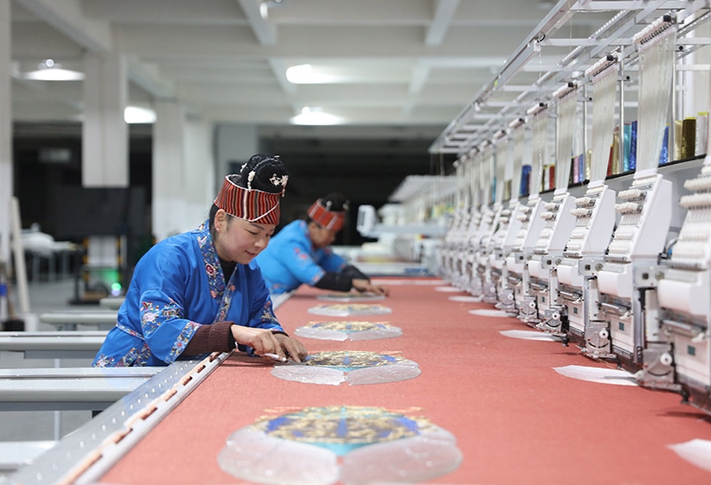 2023年2月13日，貴州省黔東南苗族侗族自治州施秉縣工業(yè)園區(qū)，工人在機繡車間作業(yè)。