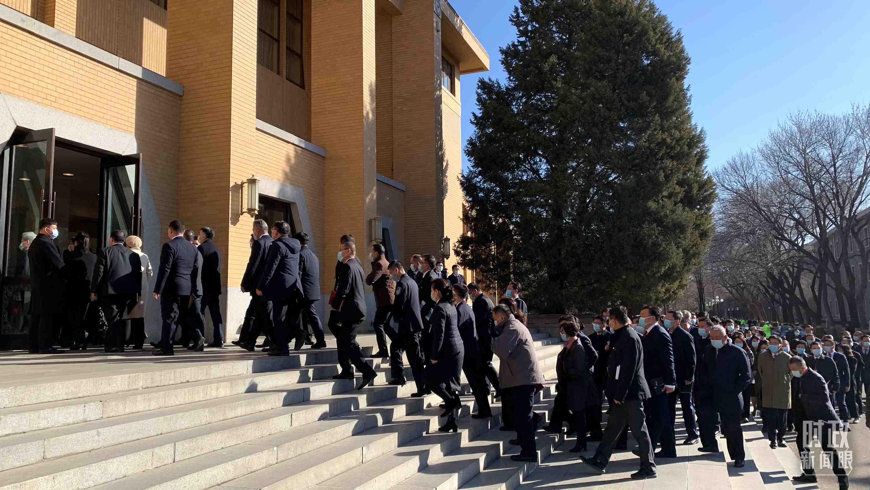 △參加這次慶祝大會暨開學(xué)典禮的與會人員正在步入會場。（總臺央視記者段德文拍攝）