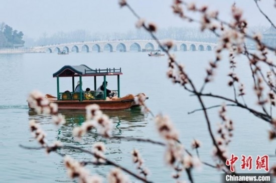 20日，頤和園游船開航。<a target='_blank' data-cke-saved-href='/' href='/'><p align=