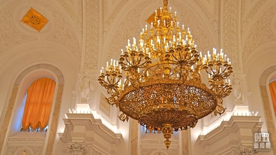 △喬治大廳內(nèi)燈光璀璨。（總臺(tái)國(guó)廣記者李晉拍攝）