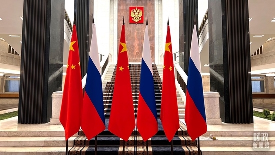 △習(xí)主席在這里同米舒斯京總理握手合影。（總臺(tái)央視記者程鋮拍攝）