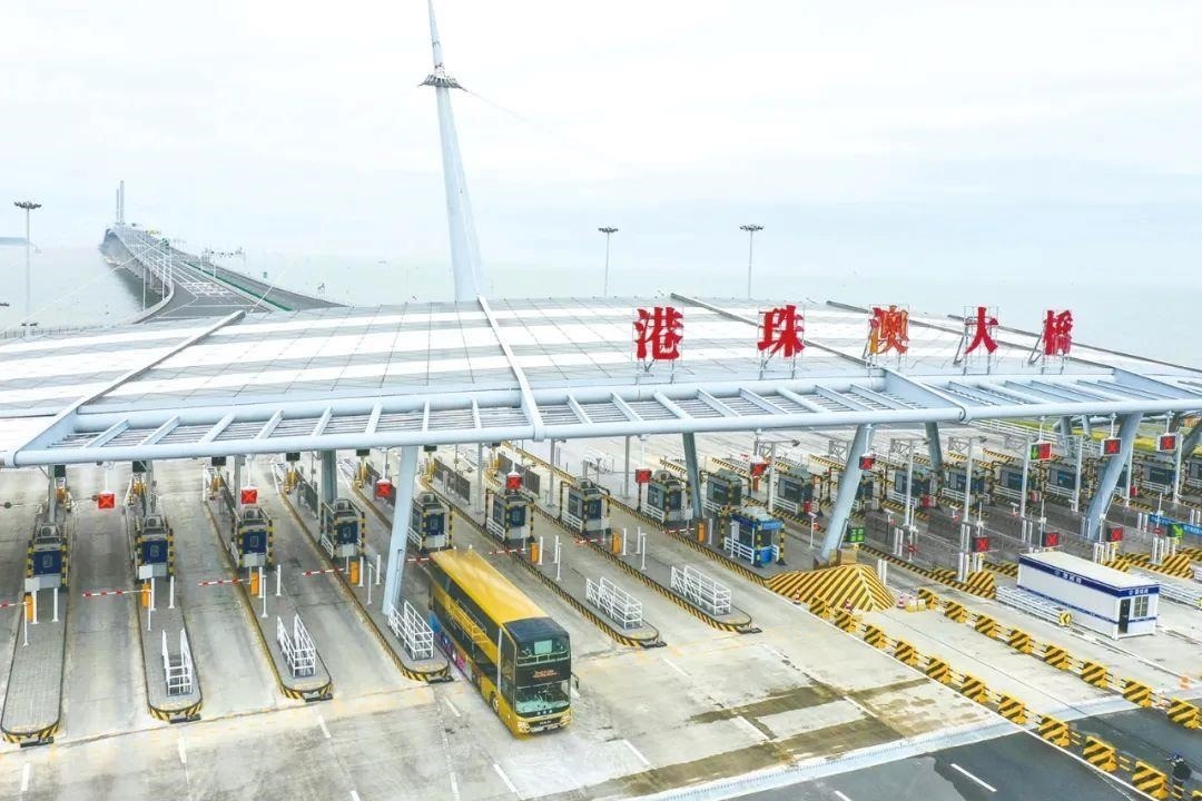 △一輛從香港開往珠海的港珠澳大橋穿梭巴士入境珠海。