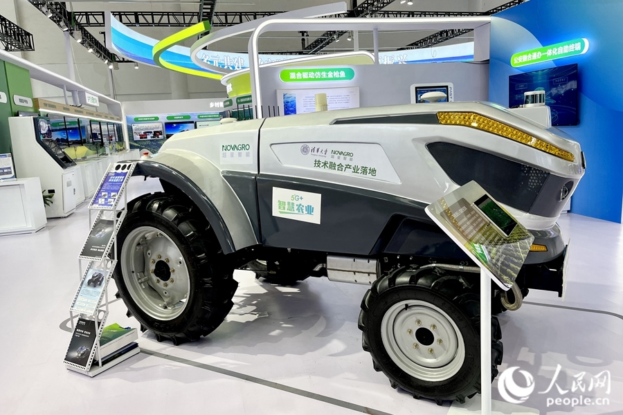 通過手機，就能指揮新能源無人駕駛拖拉機在田里作業(yè)。人民網 錢嘉禾攝