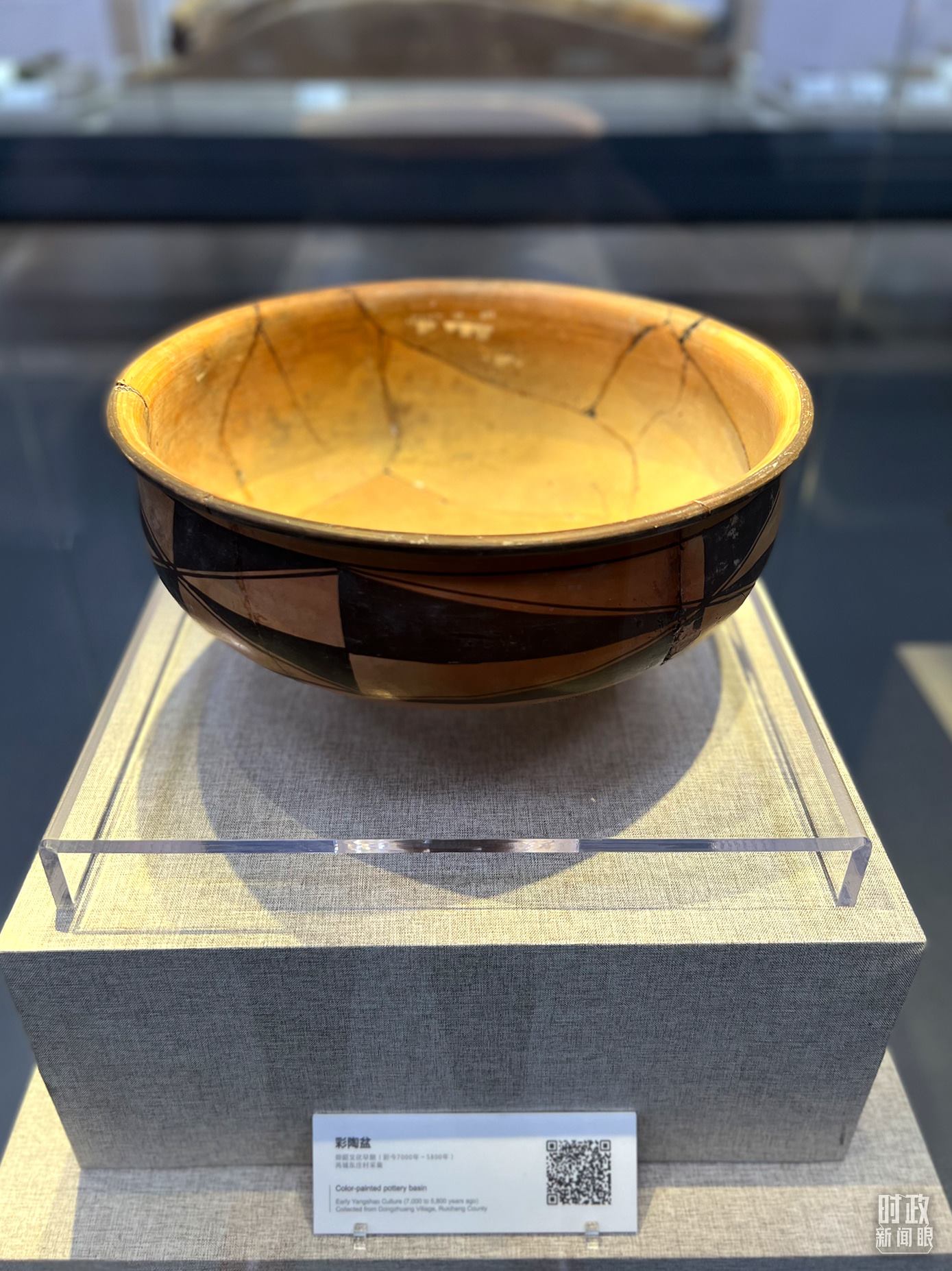 △運城博物館內展出的仰韶文化早期的彩陶盆。（總臺央視記者邢彬拍攝）