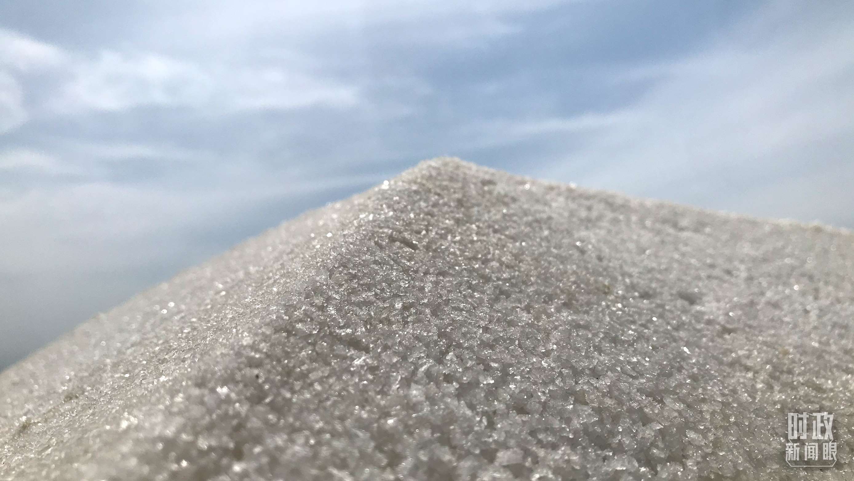 △鹽湖出產(chǎn)的河東大鹽。（總臺央視記者石偉明拍攝）