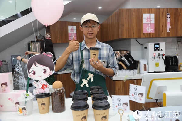 謝雨橋展示制作好的咖啡。人民網(wǎng)記者 馬曉波攝