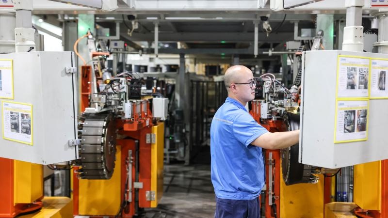 工作人員在貴州輪胎股份有限公司的“5G全連接工廠”成型區(qū)作業(yè)（2022年5月17日攝）。新華社記者 歐東衢 攝