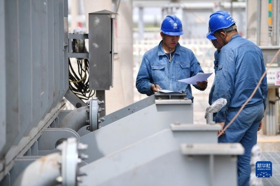 5月27日，電力工人在工程現(xiàn)場進行檢修作業(yè)。