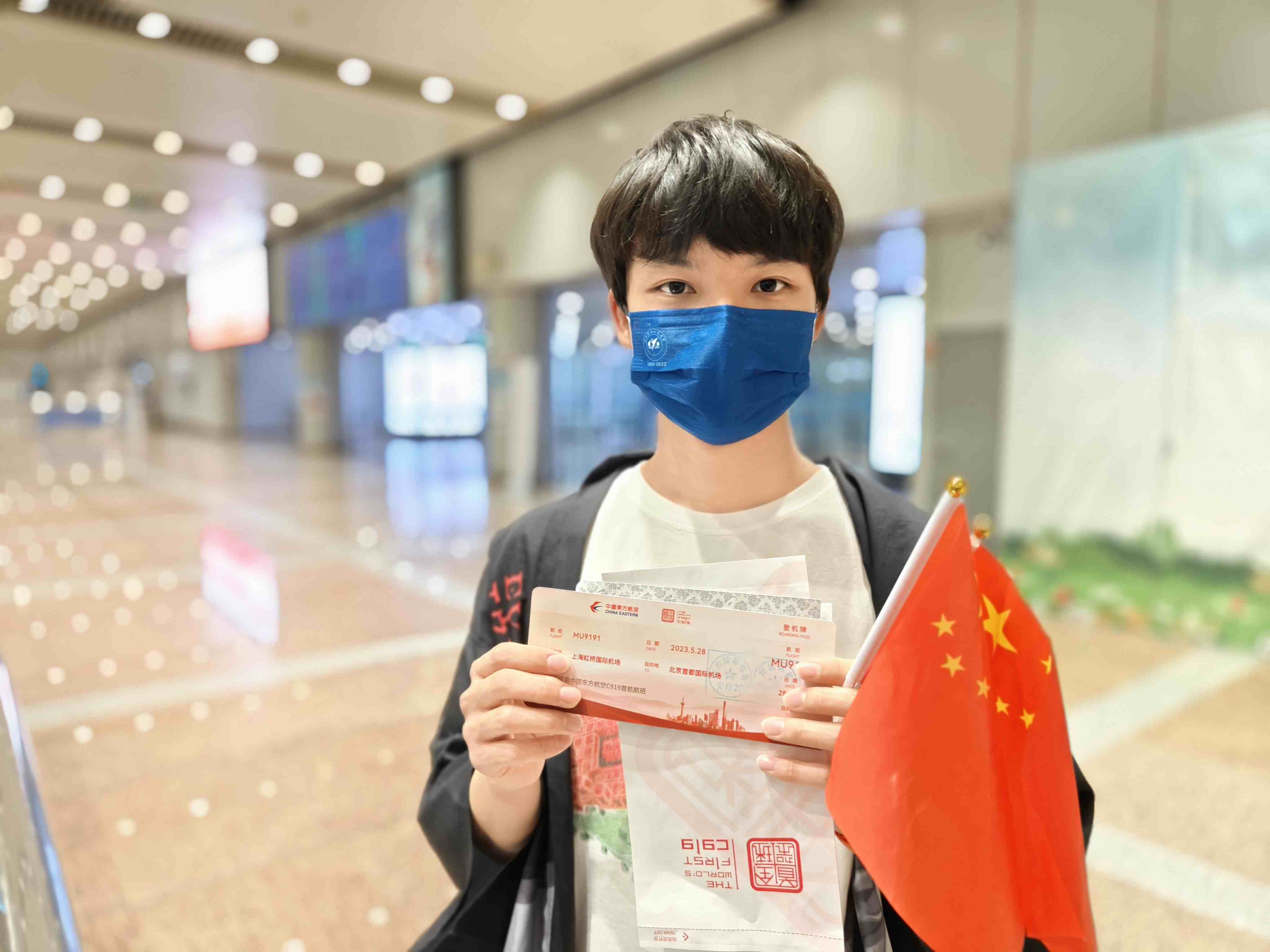 張可立向記者展示有著紀念意義的登機牌。人民網(wǎng)記者 夏曉倫攝