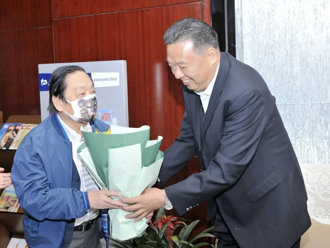 ▲青海省政協(xié)副主席、青海省林草局黨組書記、局長(zhǎng)、祁連山國(guó)家公園青海省管理局局長(zhǎng)李曉南在機(jī)場(chǎng)迎接韓美林