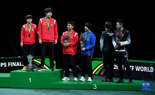 5月26日，冠軍中國組合王楚欽（左二）/孫穎莎（左一）與季軍中國組合林詩棟（左三）/蒯曼（左四）、中國香港組合黃鎮(zhèn)廷（右一）/杜凱琹在頒獎儀式后交流。新華社記者 陶希夷攝