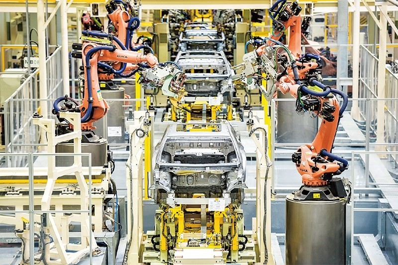 發(fā)展新能源汽車是我國從汽車大國邁向汽車強(qiáng)國的必由之路。2022年中國新能源汽車產(chǎn)銷分別實(shí)現(xiàn)705.8萬輛和688.7萬輛，連續(xù)8年位居世界第一。圖為廣汽埃安第一智造中心焊裝車間正在熱火朝天地生產(chǎn)。 廣汽埃安新能源汽車股份有限公司供圖