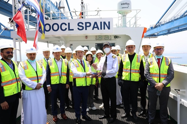 圖為與會嘉賓參觀“東方西班牙”輪。中遠海運港口阿布扎比碼頭供圖