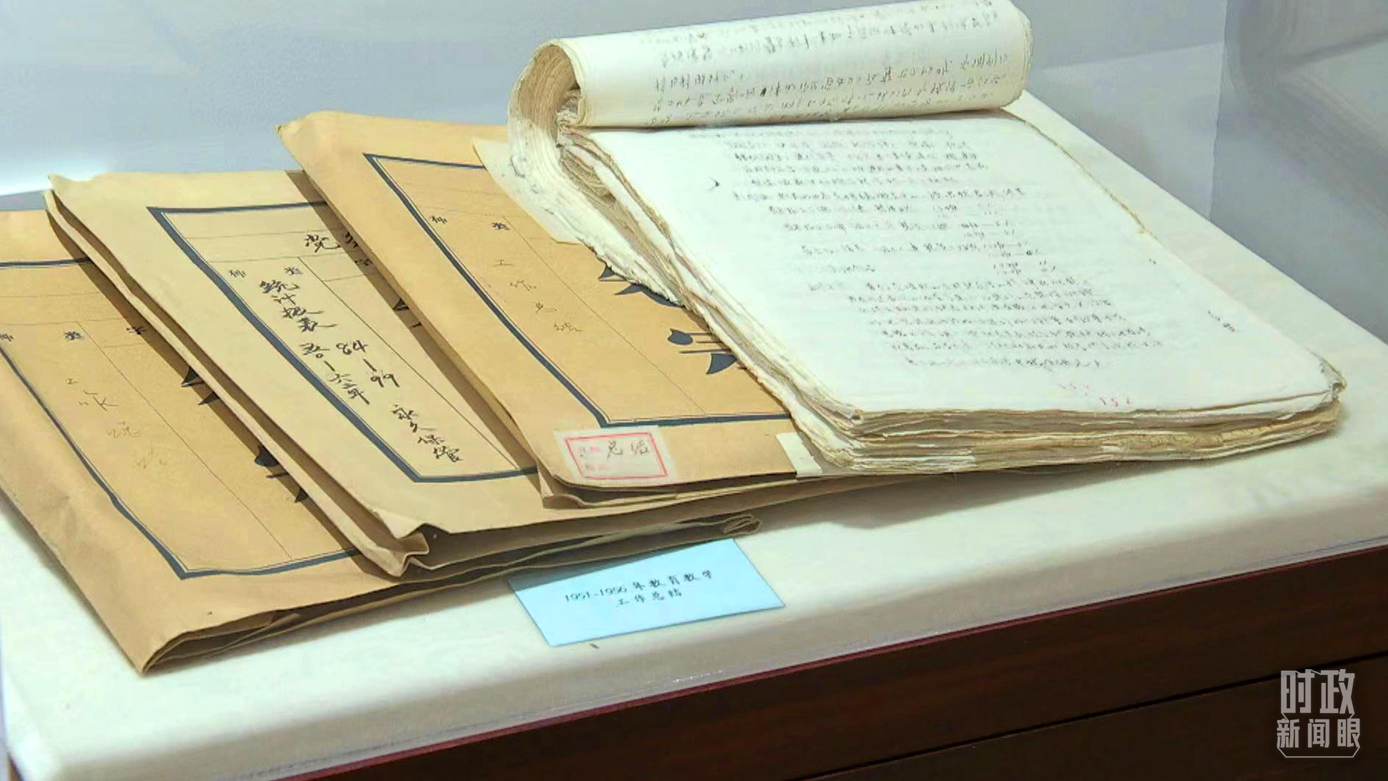 △校史館內(nèi)的教育教學(xué)工作總結(jié)展陳。（總臺央視記者金雨秋拍攝）