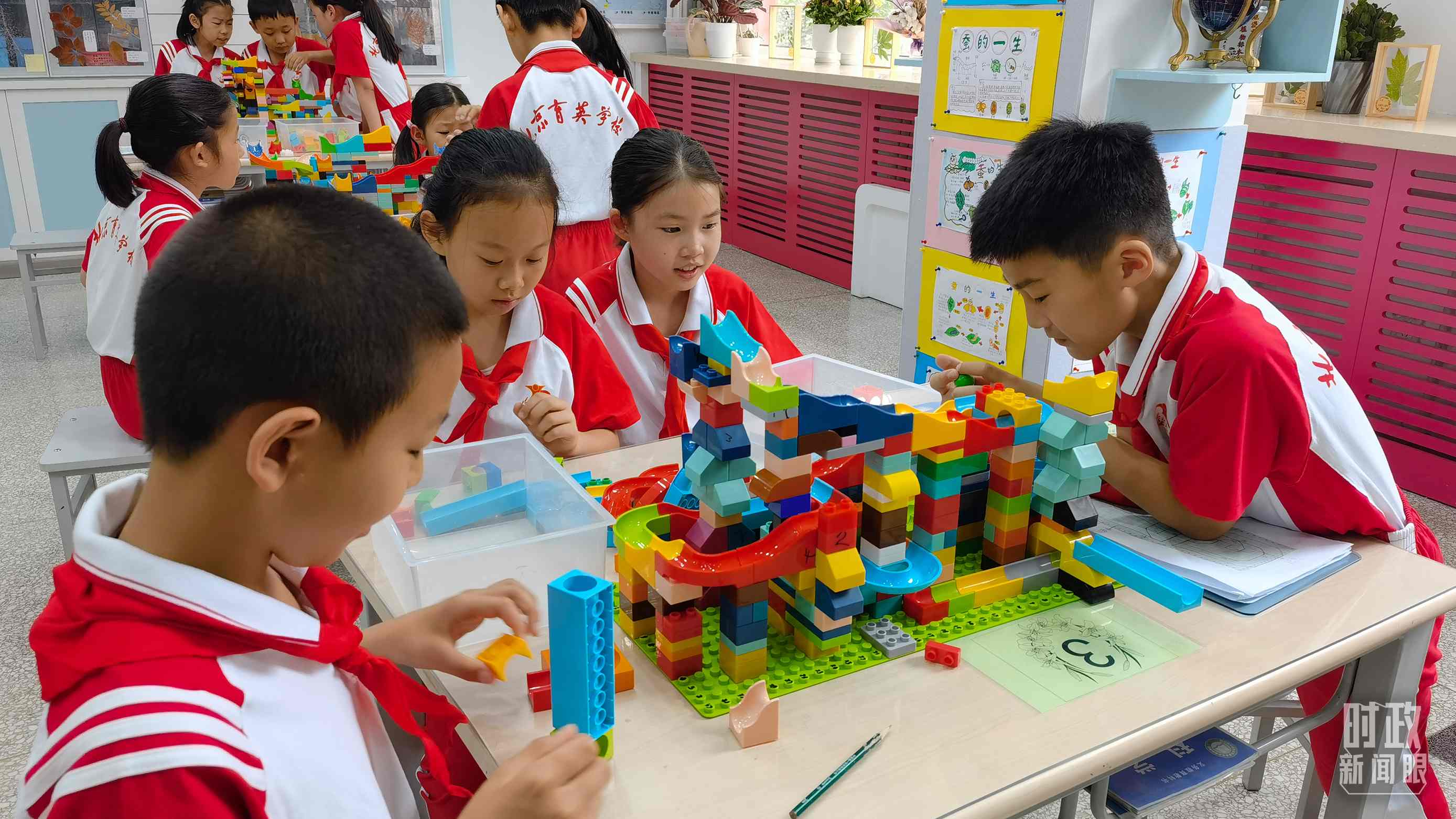 △正在搭建過山車模型的學(xué)生們。（總臺央視記者石丞拍攝）