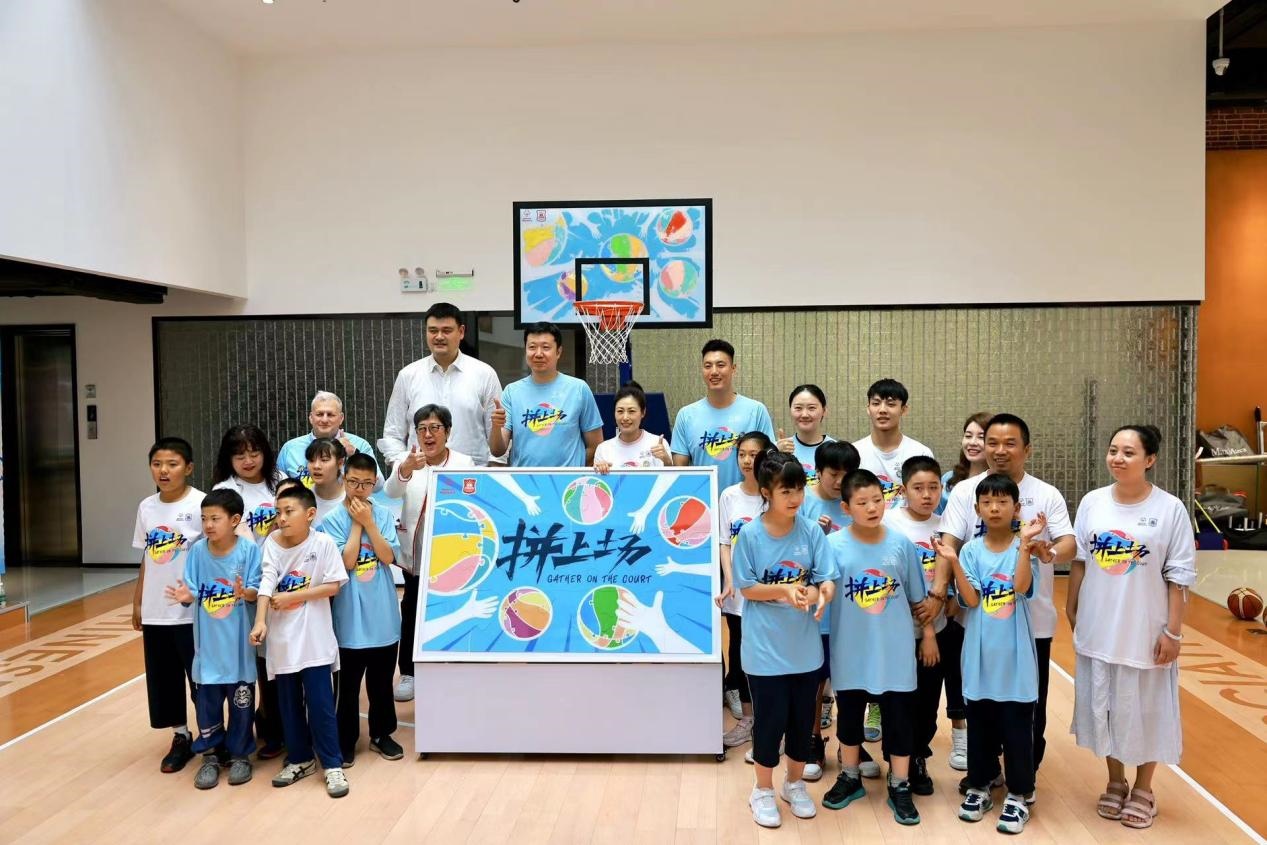 嘉賓與特奧小運動員在活動結(jié)束后合影。人民網(wǎng)記者 郝帥攝