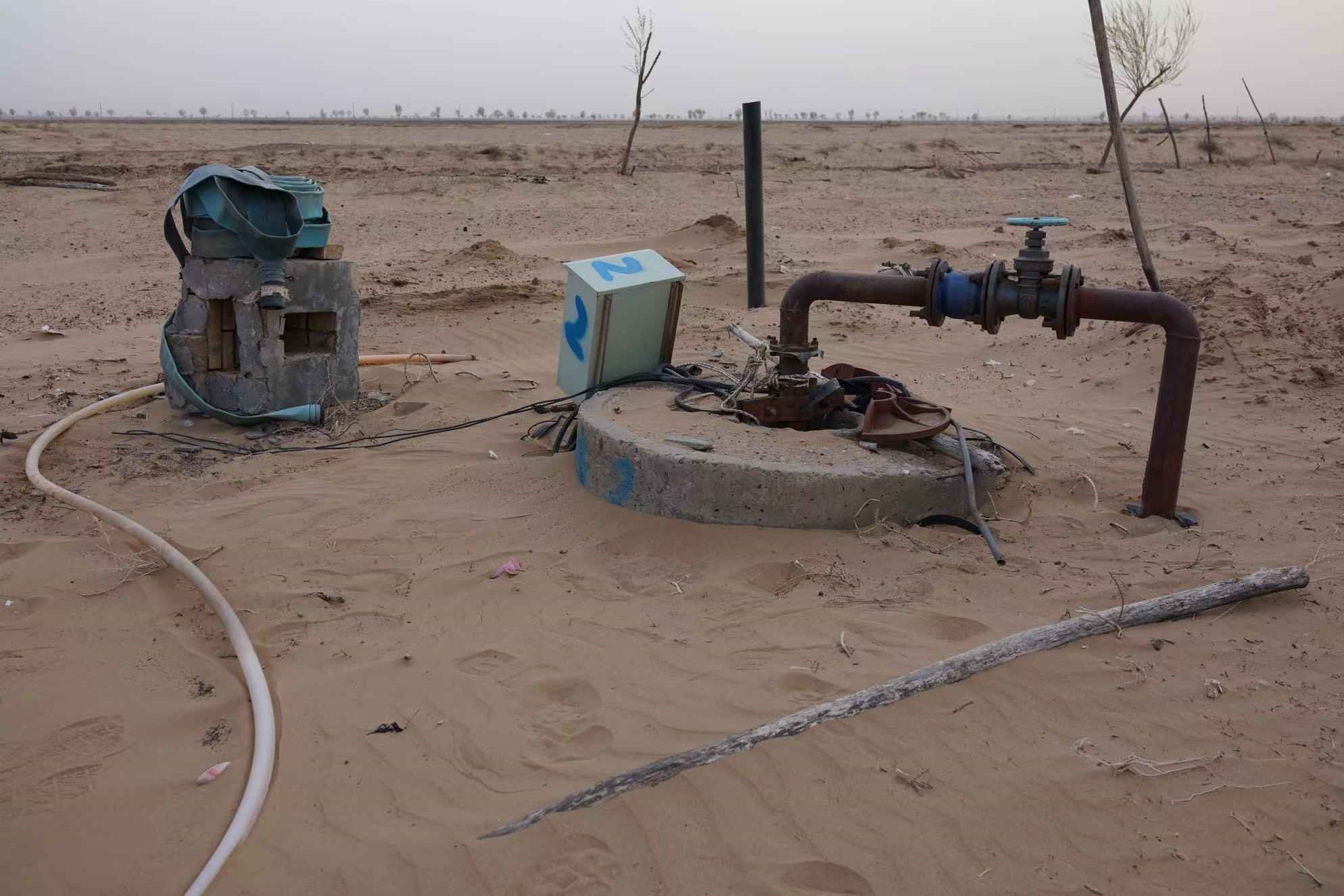 項目地以北的一個澆灌機(jī)井。 人民網(wǎng)記者 游天燚攝