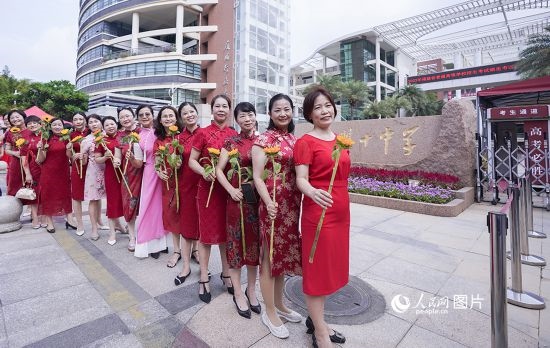 6月7日一早，廈門雙十中學(xué)考生家長們身穿旗袍，手拿向日葵在考場外為孩子加油打氣，寓意“旗開得勝，一舉奪魁”。人民網(wǎng)記者 陳博攝